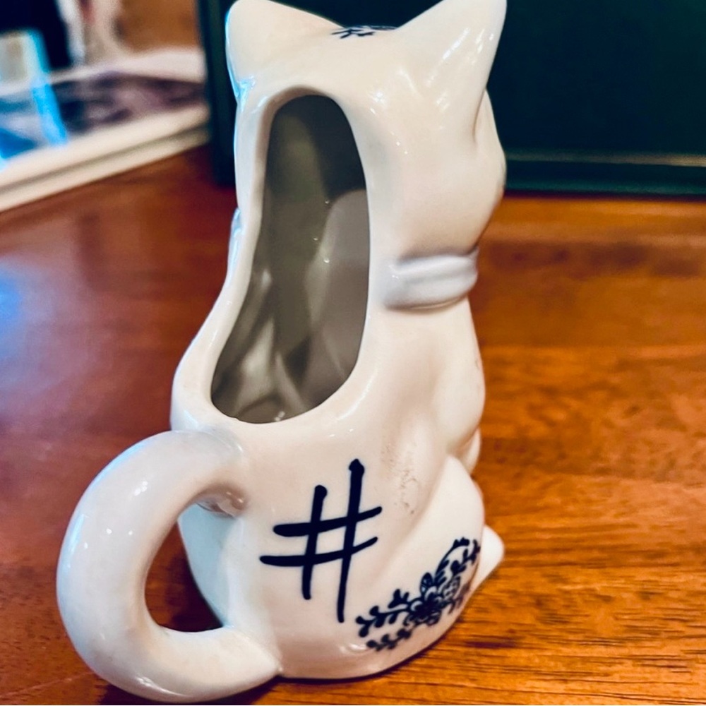 VINTAGE Cat Creamer Figurine - White and Blue Dutch-Style Design, Adorable, EUC - Picture 6 of 7